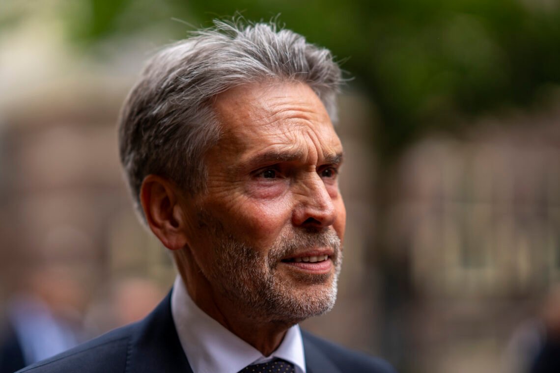 Premierminister Dick Schoof svarer på spørgsmål før et kabinetmøde i den nye regering i Haag, Holland, tirsdag den 2. juli 2024. Holland har en anden premierminister for første gang i 14 år, da den hollandske kong Willem-Alexander tog landets nye regering i ed tirsdag, mere end syv måneder efter et valg, der blev domineret af et højreekstremt, anti-islamisk parti. (AP Photo/Peter Dejong) Premierminister Dick Schoof svarer på spørgsmål før et kabinetmøde i den nye regering i Haag, Holland, tirsdag den 2. juli 2024. Holland har en anden premierminister for første gang i 14 år, da den hollandske kong Willem-Alexander tog landets nye regering i ed tirsdag, mere end syv måneder efter et valg, der blev domineret af et højreekstremt, anti-islamisk parti. (AP Photo/Peter Dejong)