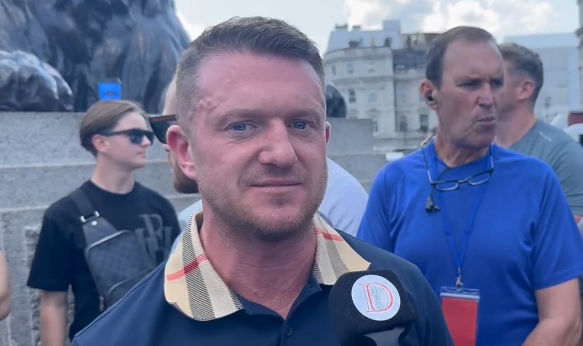 Tommy Robinson er blevet anholdt og hævder, at han er sigtet i henhold til terrorloven. Tommy Robinson er blevet anholdt og hævder, at han er sigtet i henhold til terrorloven.