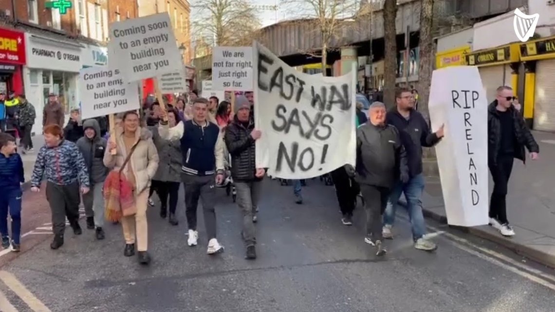 Mange irere reagerer på den kraftige stigning i indvandringen. Her fra en stor demonstration i Dublin i februar 2023. Skærmbillede Youtube Mange irere reagerer på den kraftige stigning i indvandringen. Her fra en stor demonstration i Dublin i februar 2023. Skærmbillede Youtube