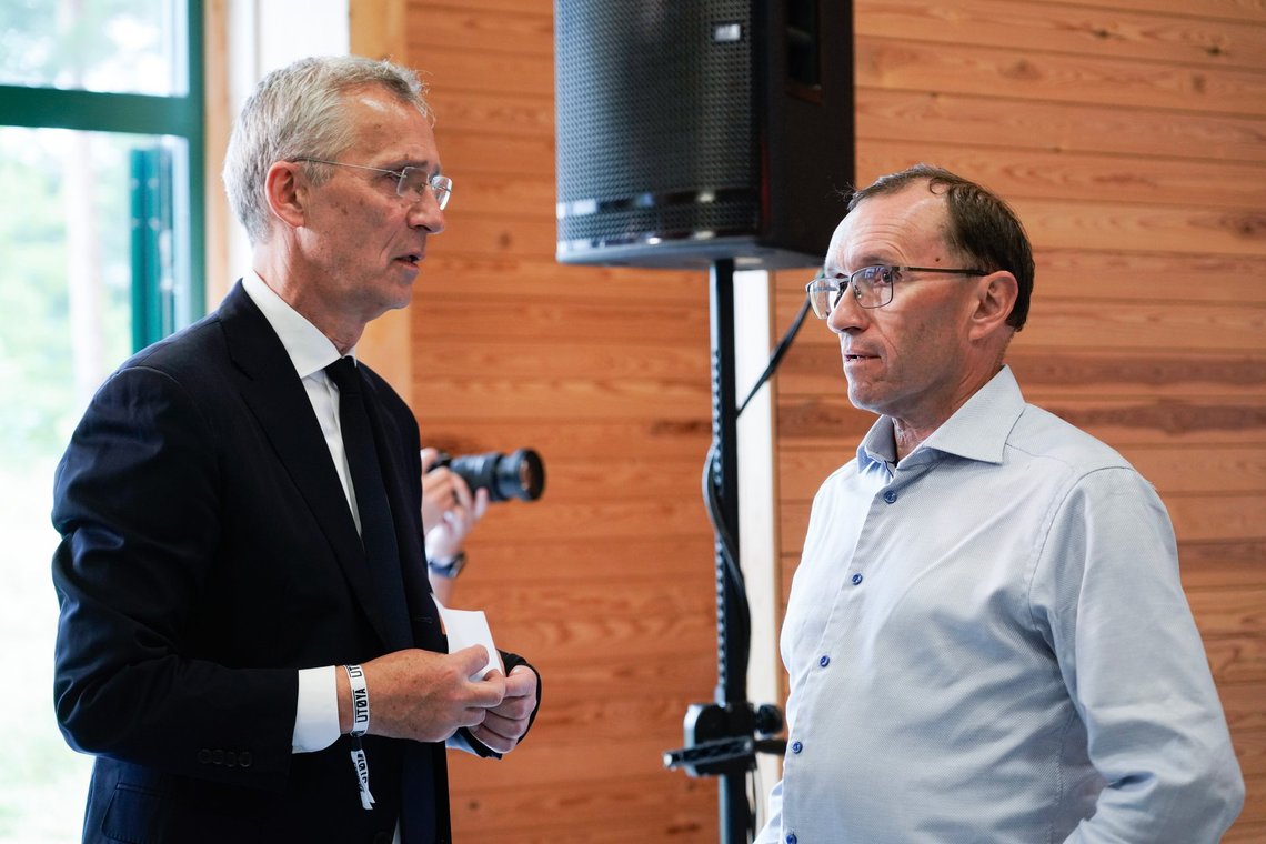 Utøya 20240722.
Nato-sjef Jens Stoltenberg t.v. og utenriksminister Espen Barth Eide under minnemarkeringen, 13 år etter terrorangrepet 22. juli 2011.
Foto: Emilie Holtet / NTB Utøya 20240722.
Nato-sjef Jens Stoltenberg t.v. og utenriksminister Espen Barth Eide under minnemarkeringen, 13 år etter terrorangrepet 22. juli 2011.
Foto: Emilie Holtet / NTB