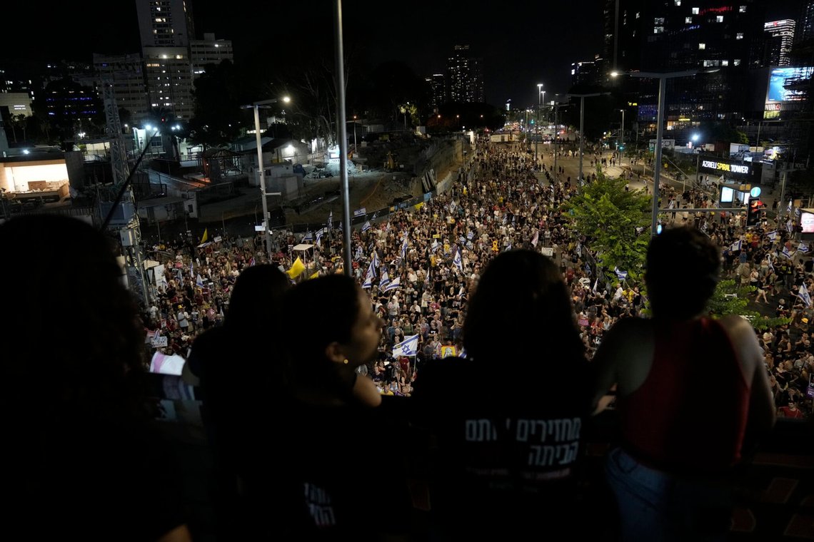 Pårørende til gidsler, der holdes af Hamas i Gazastriben, og deres tilhængere kræver øjeblikkelig løsladelse af gidsler, der holdes af den militante gruppe, og protesterer mod den israelske premierminister Benjamin Netanyahus regering i Tel Aviv, Israel, lørdag den 10. august 2024. (AP Photo/Mahmoud Illean) Pårørende til gidsler, der holdes af Hamas i Gazastriben, og deres tilhængere kræver øjeblikkelig løsladelse af gidsler, der holdes af den militante gruppe, og protesterer mod den israelske premierminister Benjamin Netanyahus regering i Tel Aviv, Israel, lørdag den 10. august 2024. (AP Photo/Mahmoud Illean)