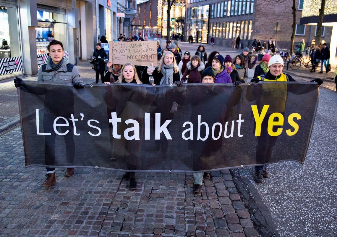 Deltagere i en demonstration for ny dansk voldtægtslov ses her i Aalborg, søndag 25. november 2018. Arrangørerne tæller Amnesty Danmark, Dansk Kvindesamfund, Danner og mange flere og lignende demonstrationer foregik på samme tid i København, Aarhus og Odense.. (Foto: Henning Bagger/Ritzau Scanpix) Deltagere i en demonstration for ny dansk voldtægtslov ses her i Aalborg, søndag 25. november 2018. Arrangørerne tæller Amnesty Danmark, Dansk Kvindesamfund, Danner og mange flere og lignende demonstrationer foregik på samme tid i København, Aarhus og Odense.. (Foto: Henning Bagger/Ritzau Scanpix)