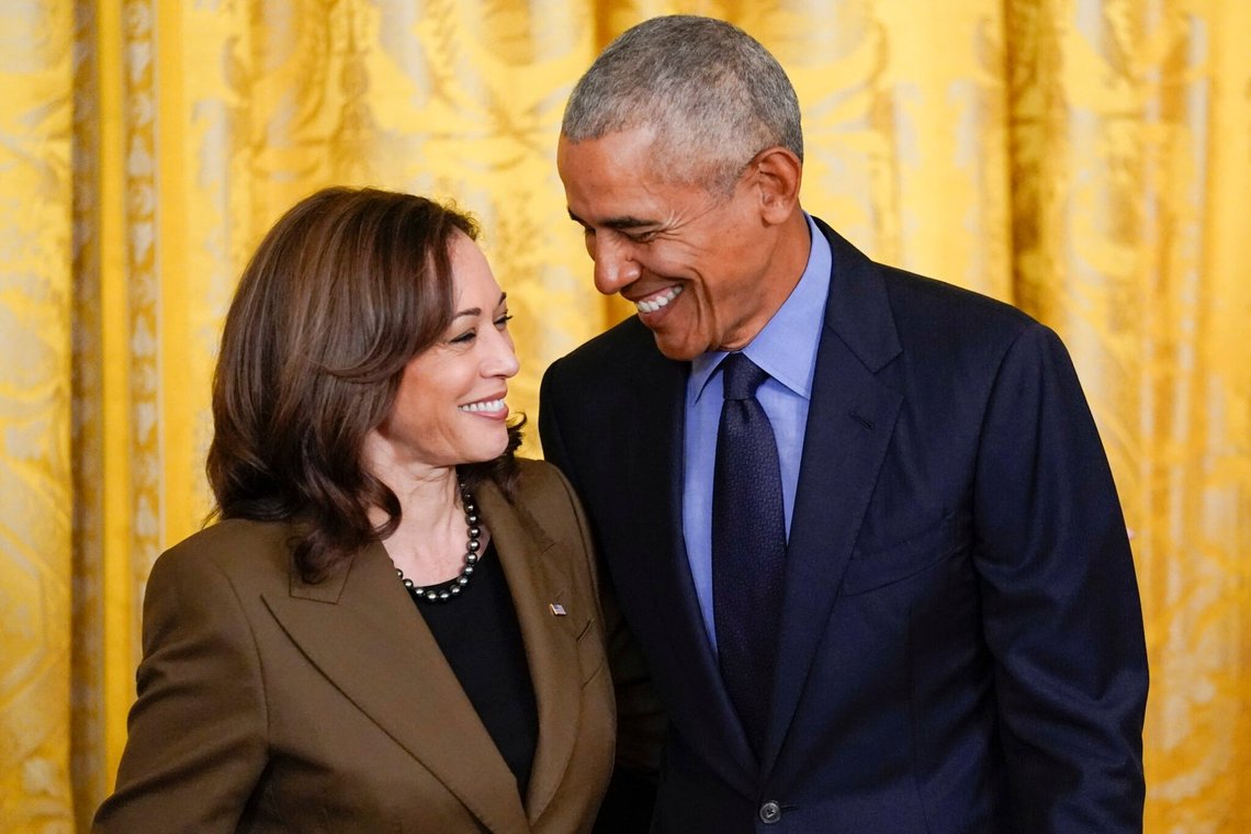 FILE - Tidligere præsident Barack Obama taler med vicepræsident Kamala Harris under et arrangement om Affordable Care Act i East Room i Det Hvide Hus i Washington, 5. april 2022. Tidligere præsident Barack Obama og tidligere førstedame Michelle Obama har støttet Kamala Harris i hendes kandidatur til Det Hvide Hus, hvilket giver vicepræsidenten den forventede, men stadig afgørende opbakning fra landets to mest populære demokrater. (AP Photo/Carolyn Kaster, File) FILE - Tidligere præsident Barack Obama taler med vicepræsident Kamala Harris under et arrangement om Affordable Care Act i East Room i Det Hvide Hus i Washington, 5. april 2022. Tidligere præsident Barack Obama og tidligere førstedame Michelle Obama har støttet Kamala Harris i hendes kandidatur til Det Hvide Hus, hvilket giver vicepræsidenten den forventede, men stadig afgørende opbakning fra landets to mest populære demokrater. (AP Photo/Carolyn Kaster, File)