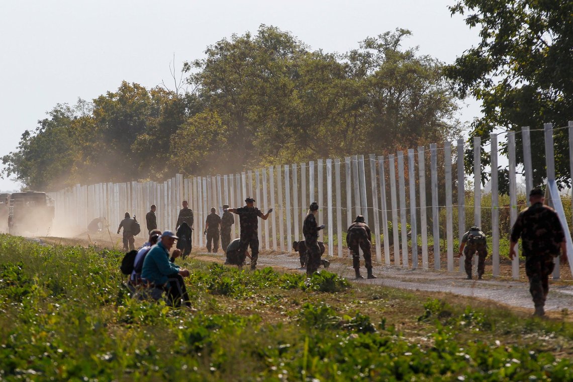 Ungarn begyndte at bygge høje grænsehegn i 2015 i et forsøg på at forhindre invasionen af Europa. EU satte ikke pris på, at nogen ønskede at beskytte EU's grænser. Foto: Petr David Josek / AP / NTB Ungarn begyndte at bygge høje grænsehegn i 2015 i et forsøg på at forhindre invasionen af Europa. EU satte ikke pris på, at nogen ønskede at beskytte EU's grænser. Foto: Petr David Josek / AP / NTB
