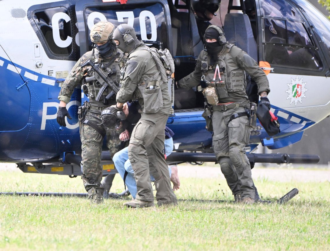 The alleged perpetrator of the knife attack in Solingen is escorted from a helicopter in Karlsruhe, Germany, Sunday, Aug. 25, 2024. German police say a 26-year-old man has turned himself in, saying he was responsible for the deadly Solingen knife attack that left three dead and eight wounded at a festival marking the city’s 650th anniversary. (Uli Deck/dpa via AP) The alleged perpetrator of the knife attack in Solingen is escorted from a helicopter in Karlsruhe, Germany, Sunday, Aug. 25, 2024. German police say a 26-year-old man has turned himself in, saying he was responsible for the deadly Solingen knife attack that left three dead and eight wounded at a festival marking the city’s 650th anniversary. (Uli Deck/dpa via AP)