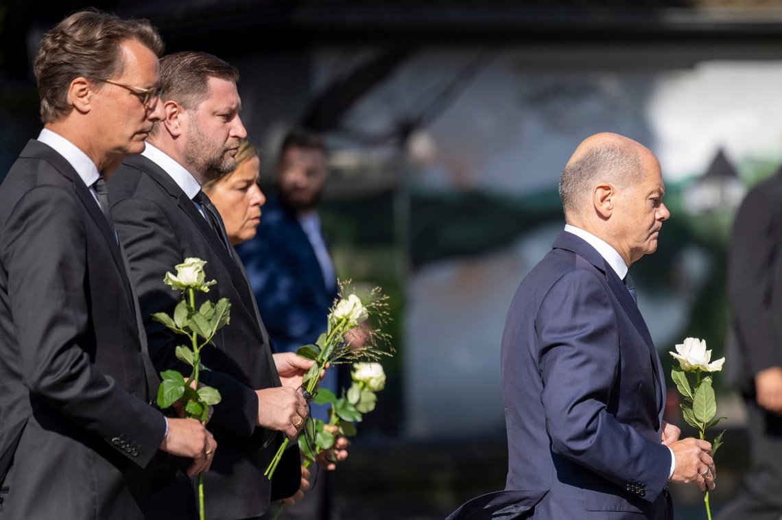 Den tyske kansler Olaf Scholz lagde mandag blomster til minde om de tre mennesker, der blev dræbt i et knivangreb i Solingen sidste fredag. Foto: DPA / AP / NTB Den tyske kansler Olaf Scholz lagde mandag blomster til minde om de tre mennesker, der blev dræbt i et knivangreb i Solingen sidste fredag. Foto: DPA / AP / NTB