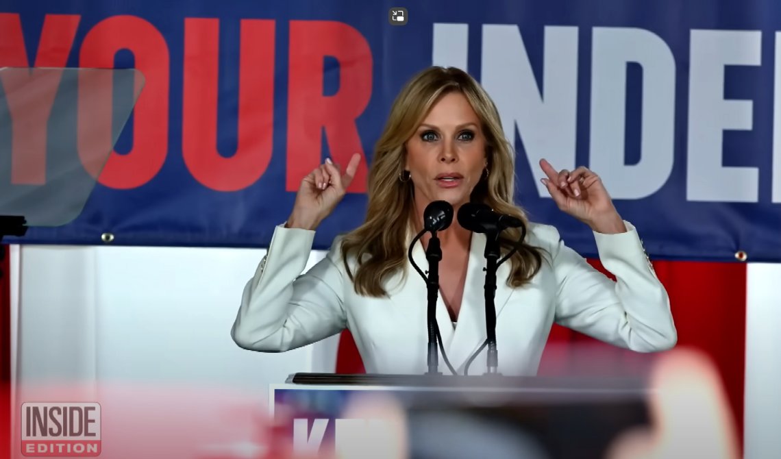 Robert F. Kennedy Jr's kone, skuespillerinden Cheryl Hines, er efter sigende ikke tilfreds med sin mands støtte til Donald Trump. Foto: Skærmbillede, Inside Edition via YouTube. Robert F. Kennedy Jr's kone, skuespillerinden Cheryl Hines, er efter sigende ikke tilfreds med sin mands støtte til Donald Trump. Foto: Skærmbillede, Inside Edition via YouTube.