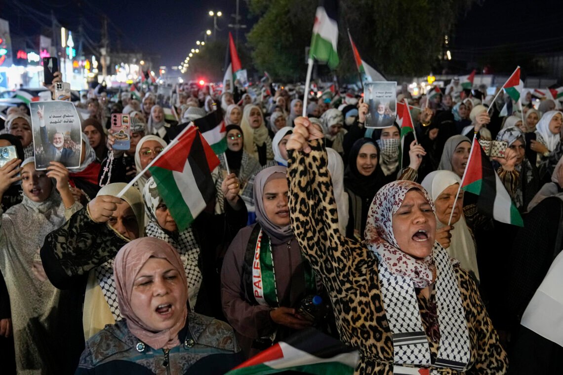 Kvinder råber slogans, mens de vifter med palæstinensiske flag under en demonstration i Bagdad, Irak, lørdag den 3. august 2024, for at vise støtte til palæstinenserne i Gaza og fordømme drabet på Hamas-lederen Ismail Haniyeh i Iran. (AP Photo/Hadi Mizban) Kvinder råber slogans, mens de vifter med palæstinensiske flag under en demonstration i Bagdad, Irak, lørdag den 3. august 2024, for at vise støtte til palæstinenserne i Gaza og fordømme drabet på Hamas-lederen Ismail Haniyeh i Iran. (AP Photo/Hadi Mizban)