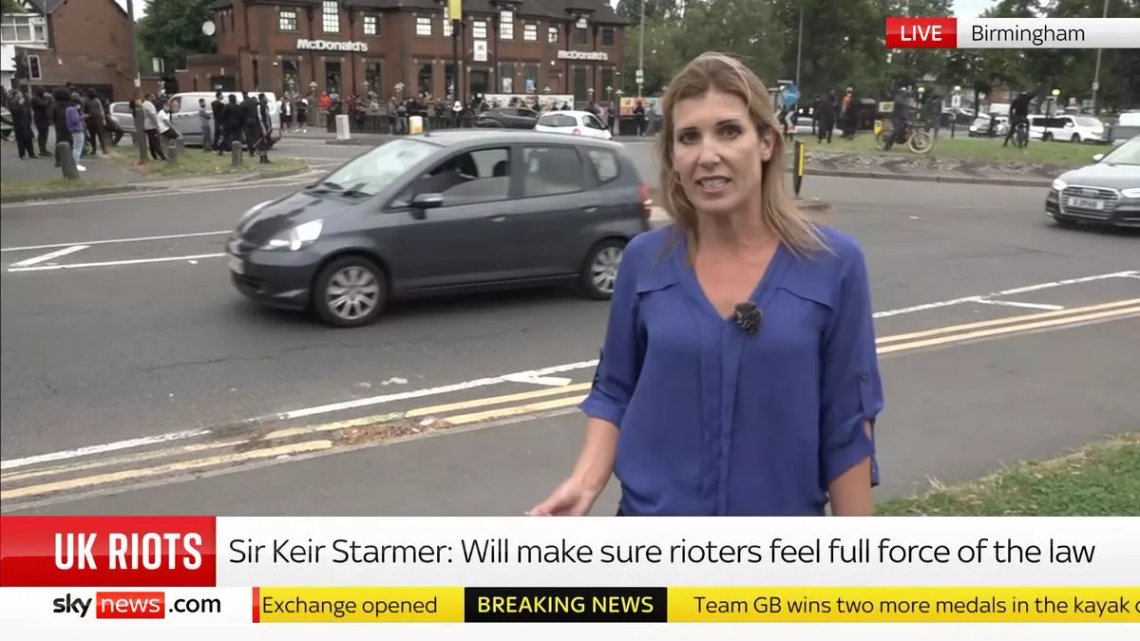 Reporter Becky Johnson måtte afbryde sin live-udsendelse for Sky News, da situationen virkede usikker. Stillbillede af Sky News Reporter Becky Johnson måtte afbryde sin live-udsendelse for Sky News, da situationen virkede usikker. Stillbillede af Sky News