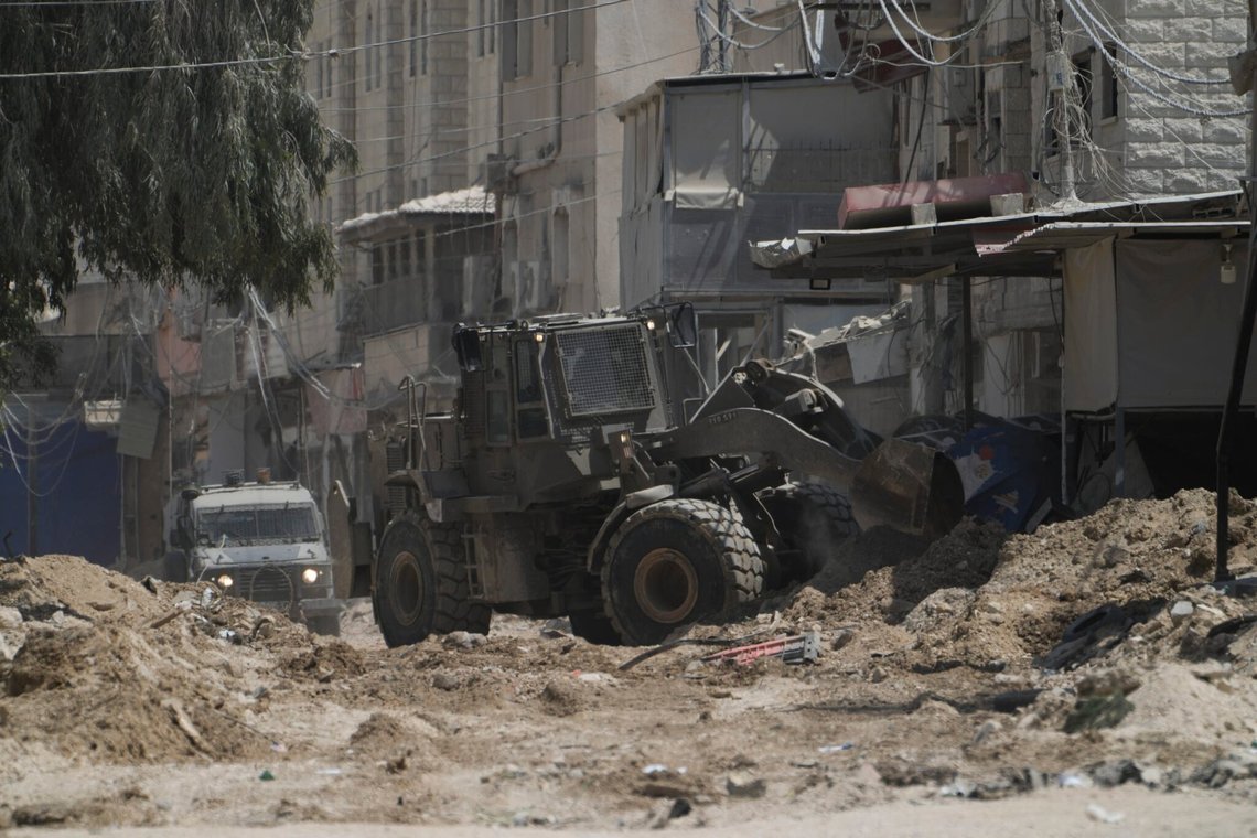 Terroristerne graver vejsidebomber dybt ned i jorden. Israel bruger bulldozere til at skovle vejbelægningen væk, så bomberne kan gå af. En bulldozer fra de israelske styrker bevæger sig på en gade under en militæroperation i flygtningelejren Nur Shams på Vestbredden, Tulkarem, torsdag den 29. august 2024. 29, 2024 (AP Photo/Majdi Mohammed) Terroristerne graver vejsidebomber dybt ned i jorden. Israel bruger bulldozere til at skovle vejbelægningen væk, så bomberne kan gå af. En bulldozer fra de israelske styrker bevæger sig på en gade under en militæroperation i flygtningelejren Nur Shams på Vestbredden, Tulkarem, torsdag den 29. august 2024. 29, 2024 (AP Photo/Majdi Mohammed)