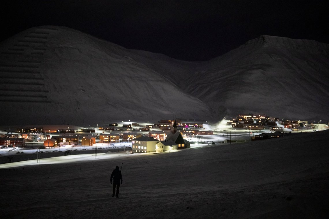 En russisk politiker vil bygge et fængsel på Svalbard udelukkende til terrorister. Foto: AP/Daniel Cole En russisk politiker vil bygge et fængsel på Svalbard udelukkende til terrorister. Foto: AP/Daniel Cole