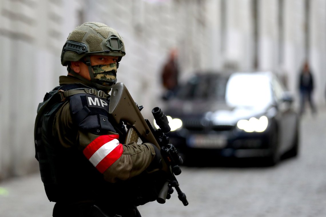 Østrigs hovedstad Wien bliver stadig mere usikker. Arkivfoto fra et dødbringende islamisk terrorangreb i byen den 2. november 2020. Foto: Matthias Schrader, AP-NTB. Østrigs hovedstad Wien bliver stadig mere usikker. Arkivfoto fra et dødbringende islamisk terrorangreb i byen den 2. november 2020. Foto: Matthias Schrader, AP-NTB.