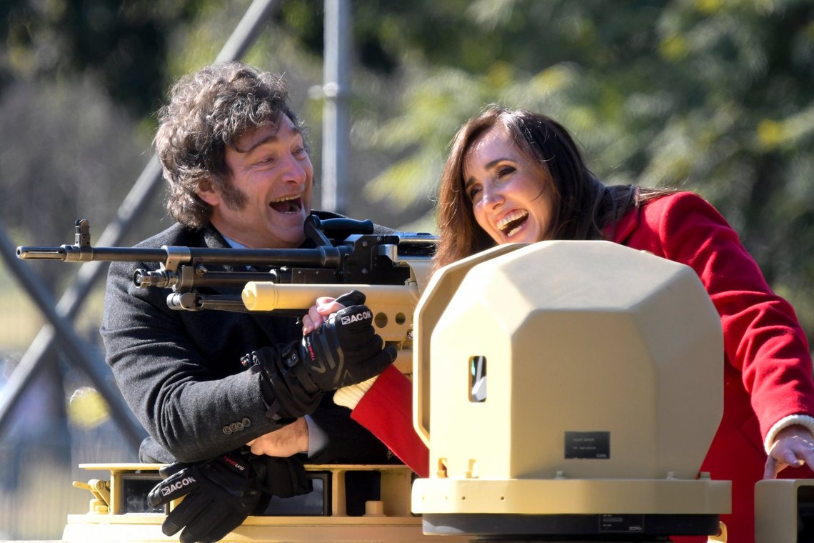 Javier Milei og Argentinas vicepræsident Victoria Villarrue nyder en tank under fejringen af Argentinas befrielsesdag den 9. juli. Foto: AP /Gustavo Garello/ NTB Javier Milei og Argentinas vicepræsident Victoria Villarrue nyder en tank under fejringen af Argentinas befrielsesdag den 9. juli. Foto: AP /Gustavo Garello/ NTB