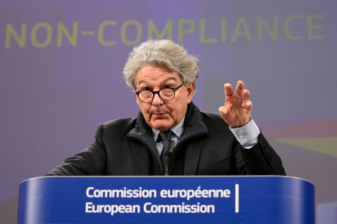 Thierry Breton under en pressekonference i Bruxelles den 25. marts 2024. Foto: Virginia Mayo / AP / NTB. Thierry Breton under en pressekonference i Bruxelles den 25. marts 2024. Foto: Virginia Mayo / AP / NTB.