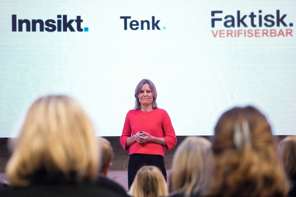 Oslo 20240123.
Styreleder Helje Solberg i Faktisk.no innleder fra scenen når kong Harald og kronprins Haakon besøker Faktisk.no i Pressens hus i Oslo tirsdag
Foto: Ole Berg-Rusten / NTB Oslo 20240123.
Styreleder Helje Solberg i Faktisk.no innleder fra scenen når kong Harald og kronprins Haakon besøker Faktisk.no i Pressens hus i Oslo tirsdag
Foto: Ole Berg-Rusten / NTB
