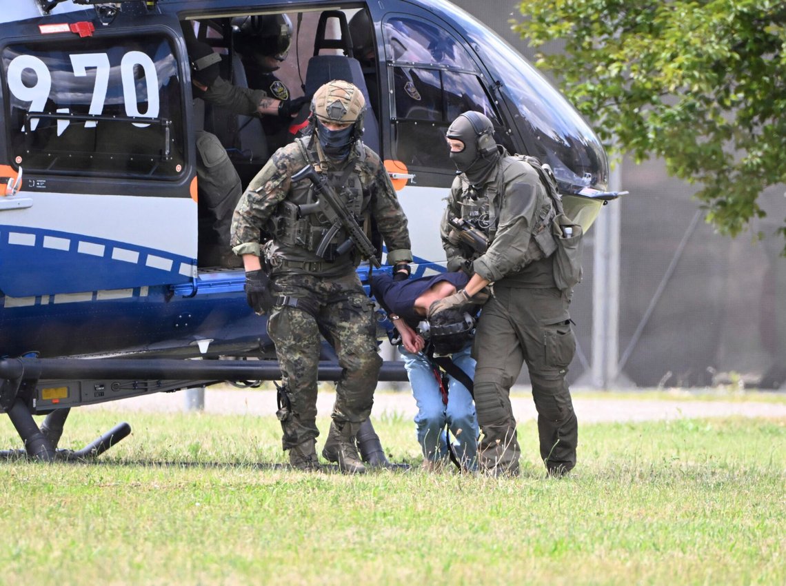 Terroristen, som stak tre mennesker ihjel i Solingen, Tyskland, den 23. august, eskorteres fra en helikopter i Karlsruhe den 25. august. Foto: Uli Deck / DPA via AP / NTB. Terroristen, som stak tre mennesker ihjel i Solingen, Tyskland, den 23. august, eskorteres fra en helikopter i Karlsruhe den 25. august. Foto: Uli Deck / DPA via AP / NTB.
