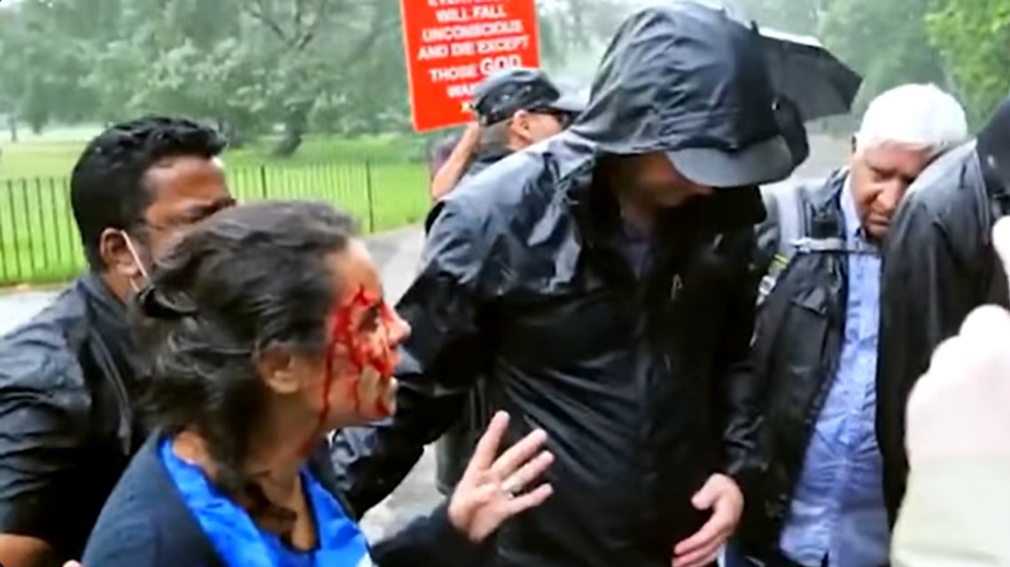 Hatun Tush, efter at hun blev stukket ned af en vred muslim på Speaker's Corner i London. Stillbillede YouTube Hatun Tush, efter at hun blev stukket ned af en vred muslim på Speaker's Corner i London. Stillbillede YouTube