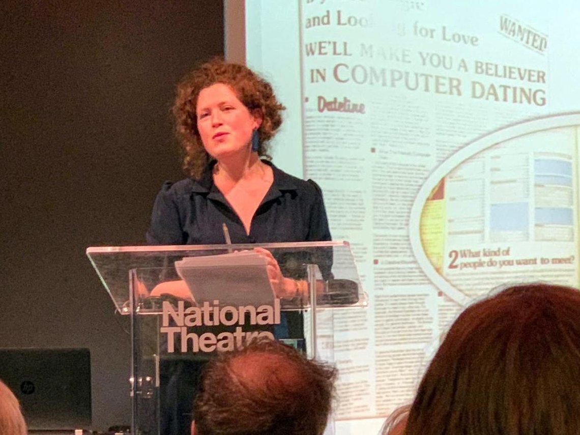 Zoe Strimpel holder foredrag om ægteskabets historie på The National Theatre i London. Foto: Razig 82/ CC BY-SA 4.0 /Wikimedia Zoe Strimpel holder foredrag om ægteskabets historie på The National Theatre i London. Foto: Razig 82/ CC BY-SA 4.0 /Wikimedia