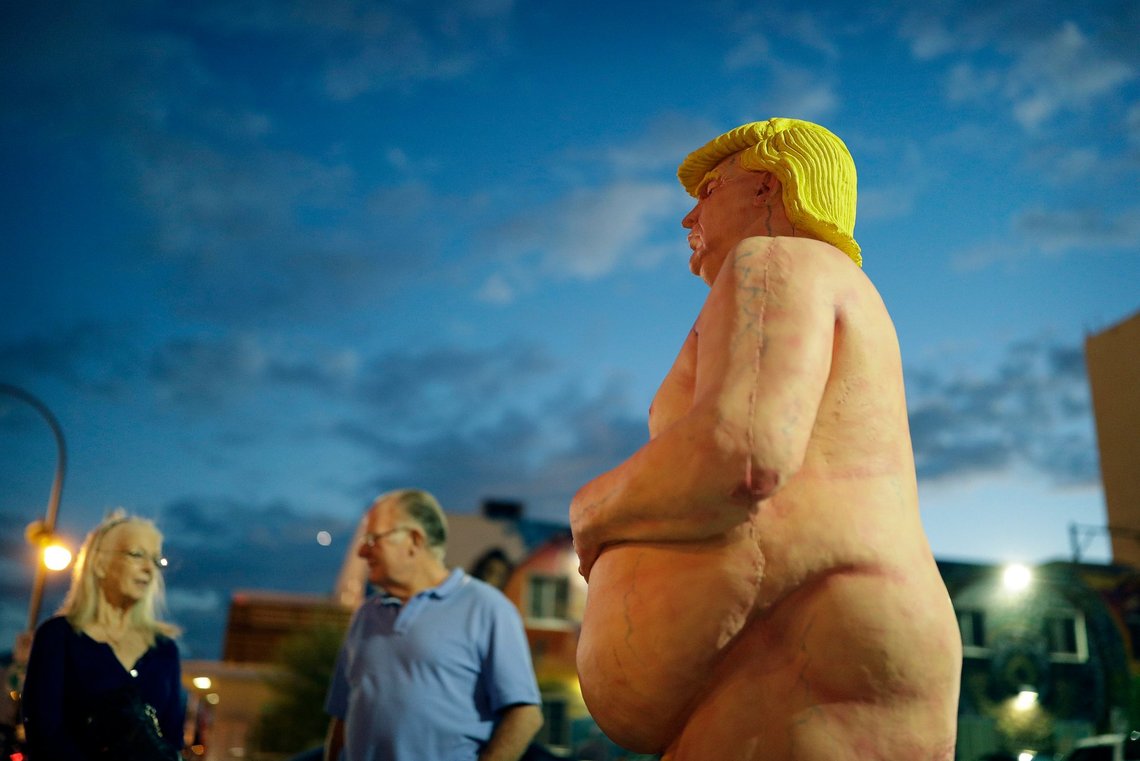 Dette er fra en statue som ble laget i 2016, AP har enda ikke bilder av den nye. På dette bildet fra 21. september 2016 ser folk på en statue av en naken republikansk presidentkandidat Donald Trump i Las Vegas. Statuen ble revet ned og sprayet med graffiti i løpet av natten, og fjernet fredag 23. september.
(AP Photo/John Locher) Dette er fra en statue som ble laget i 2016, AP har enda ikke bilder av den nye. På dette bildet fra 21. september 2016 ser folk på en statue av en naken republikansk presidentkandidat Donald Trump i Las Vegas. Statuen ble revet ned og sprayet med graffiti i løpet av natten, og fjernet fredag 23. september.
(AP Photo/John Locher)
