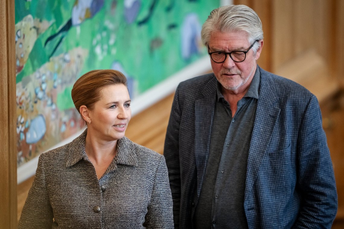 Statsminister Mette Frederiksen (S) og Karsten Hønge (SF) under åbningsdebatten i Folketinget på Christiansborg Slot i København torsdag den 3. oktober 2024.. (Foto: Mads Claus Rasmussen/Ritzau Scanpix) Statsminister Mette Frederiksen (S) og Karsten Hønge (SF) under åbningsdebatten i Folketinget på Christiansborg Slot i København torsdag den 3. oktober 2024.. (Foto: Mads Claus Rasmussen/Ritzau Scanpix)