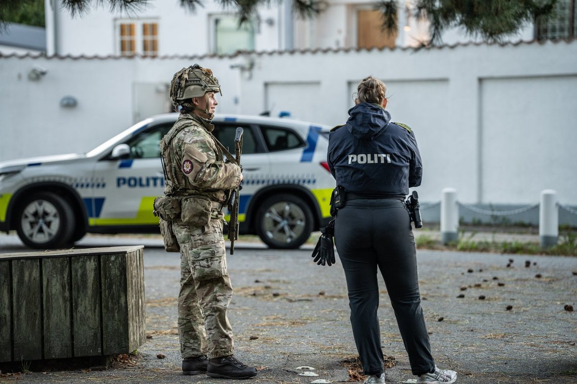 Københavns Politi undersøger to eksplosioner nær den israelske ambassade i København den 2. oktober 2024. Fotograf: Emil Nicolai Helms, Ritzau Scanpix. Københavns Politi undersøger to eksplosioner nær den israelske ambassade i København den 2. oktober 2024. Fotograf: Emil Nicolai Helms, Ritzau Scanpix.