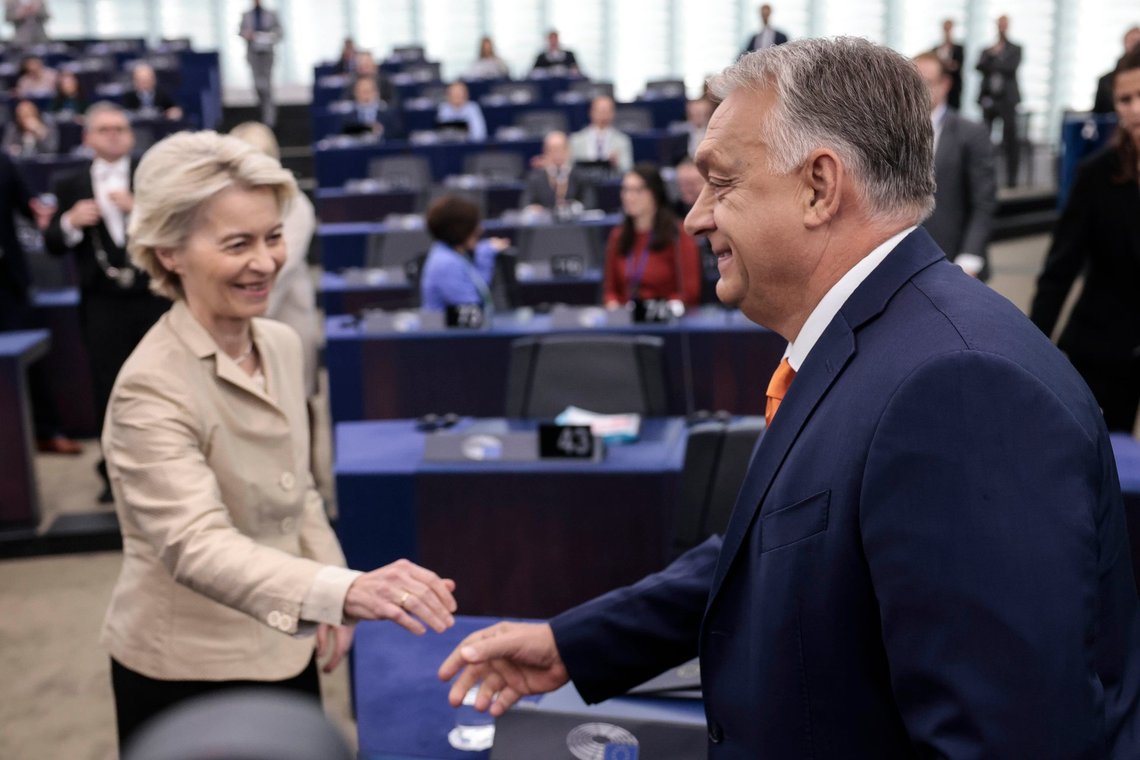 Viktor Orbán hilser på Ursula von der Leyen i Europa-Parlamentet. Der er god grund til at tro, at smilene ikke er særlig ægte. Foto; AP /Jean-Francois Badias/ NTB Viktor Orbán hilser på Ursula von der Leyen i Europa-Parlamentet. Der er god grund til at tro, at smilene ikke er særlig ægte. Foto; AP /Jean-Francois Badias/ NTB