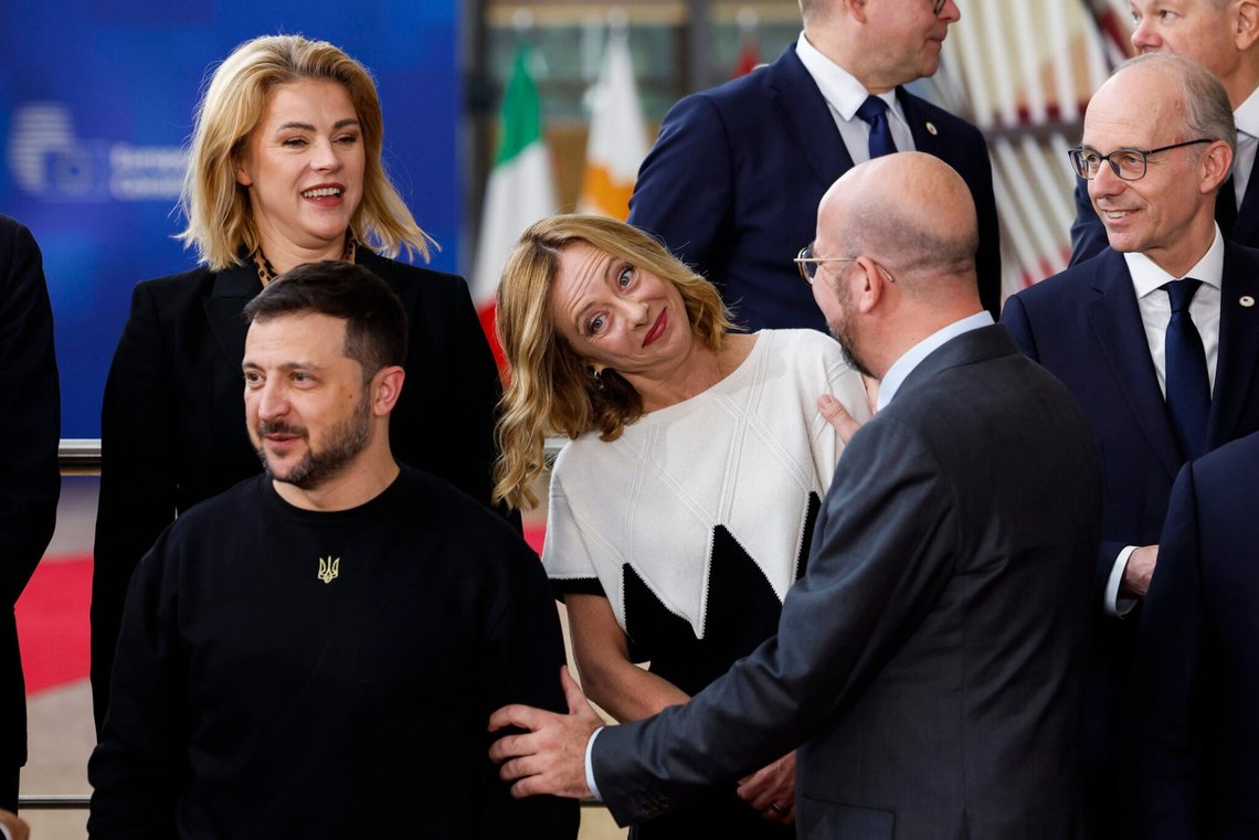 Formanden for Det Europæiske Råd, Charles Michel, anden til højre, taler med Italiens premierminister Giorgia Meloni, i midten, ved siden af Ukraines præsident Volodymyr Zelenskyy, nederst til venstre, da de ankommer til et gruppefoto under et EU-topmøde i Bruxelles, torsdag den 17. oktober 2024. (AP Photo/Geert Vanden Wijngaert) Formanden for Det Europæiske Råd, Charles Michel, anden til højre, taler med Italiens premierminister Giorgia Meloni, i midten, ved siden af Ukraines præsident Volodymyr Zelenskyy, nederst til venstre, da de ankommer til et gruppefoto under et EU-topmøde i Bruxelles, torsdag den 17. oktober 2024. (AP Photo/Geert Vanden Wijngaert)