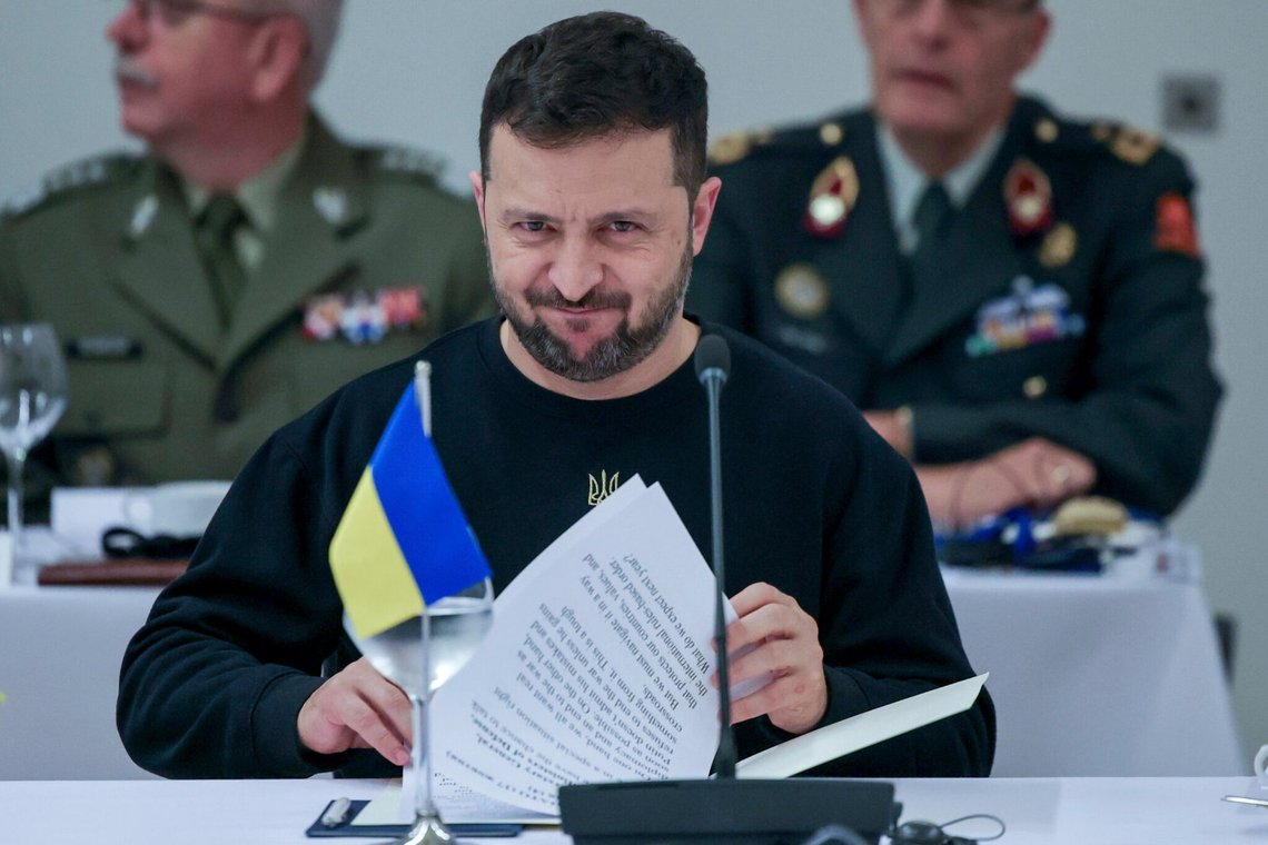 Ukraines præsident Volodymyr Zelenskyy kigger på sine papirer under NATO-Ukraine-rådets arbejdsmiddag i NATO's hovedkvarter i Bruxelles, torsdag den 17. oktober 2024. (Olivier Matthys, Pool Photo via AP) Ukraines præsident Volodymyr Zelenskyy kigger på sine papirer under NATO-Ukraine-rådets arbejdsmiddag i NATO's hovedkvarter i Bruxelles, torsdag den 17. oktober 2024. (Olivier Matthys, Pool Photo via AP)