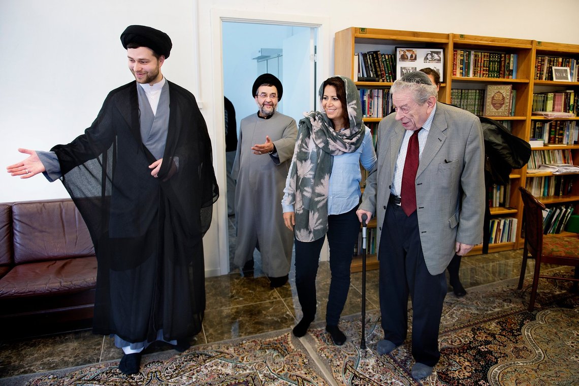 Overrabbiner Bent Melchior og tidligere folketingsmedlem for SF Özlem Cekic - nu formand for Foreningen Brobygger - besøger Imam Ali-moskeen i dag. Imam Seyed Khademi ( den ældre) og Daniel Rezaei Sayed byder velkommen.. (Foto: Liselotte Sabroe/Scanpix 2017) Overrabbiner Bent Melchior og tidligere folketingsmedlem for SF Özlem Cekic - nu formand for Foreningen Brobygger - besøger Imam Ali-moskeen i dag. Imam Seyed Khademi ( den ældre) og Daniel Rezaei Sayed byder velkommen.. (Foto: Liselotte Sabroe/Scanpix 2017)
