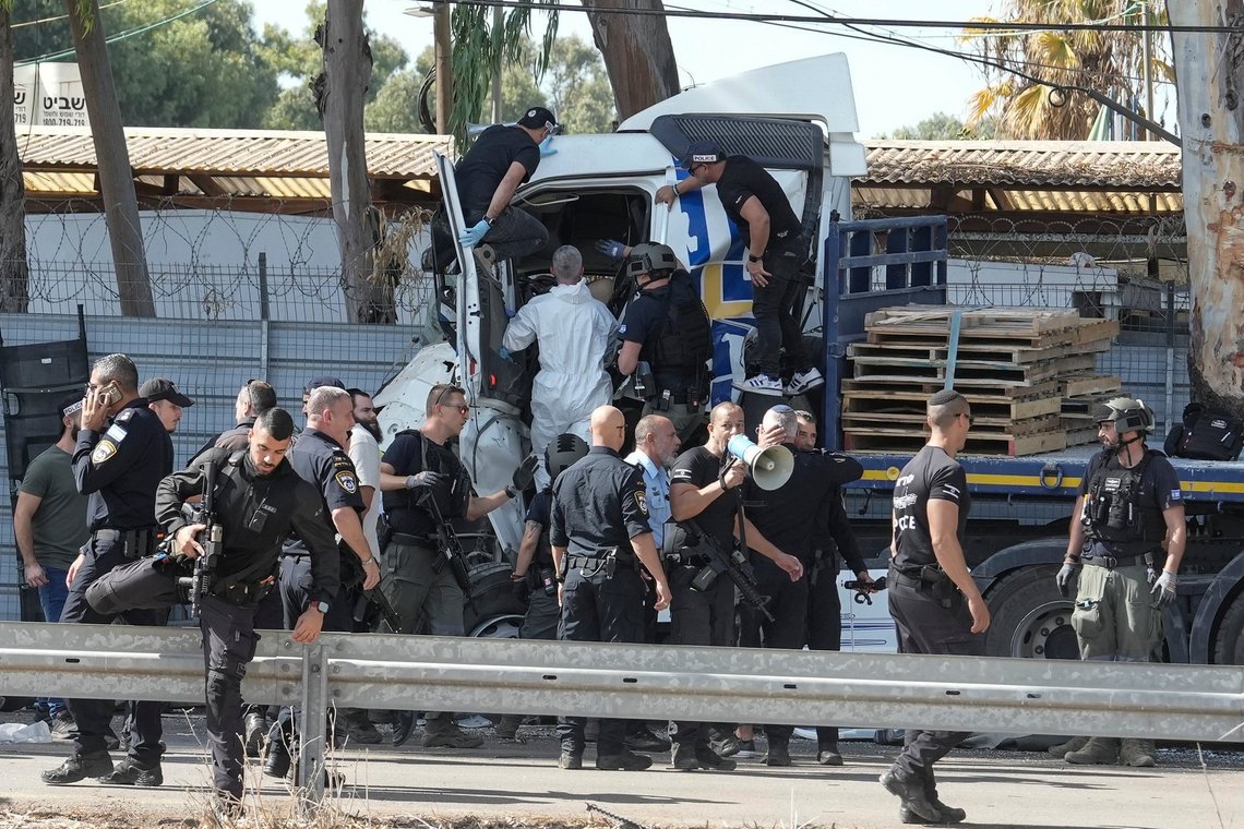Israelsk politi klatrer om bord på den lastbil, der kørte ind i et busstoppested søndag. Foto: Oded Balilty / AP / NTB Israelsk politi klatrer om bord på den lastbil, der kørte ind i et busstoppested søndag. Foto: Oded Balilty / AP / NTB