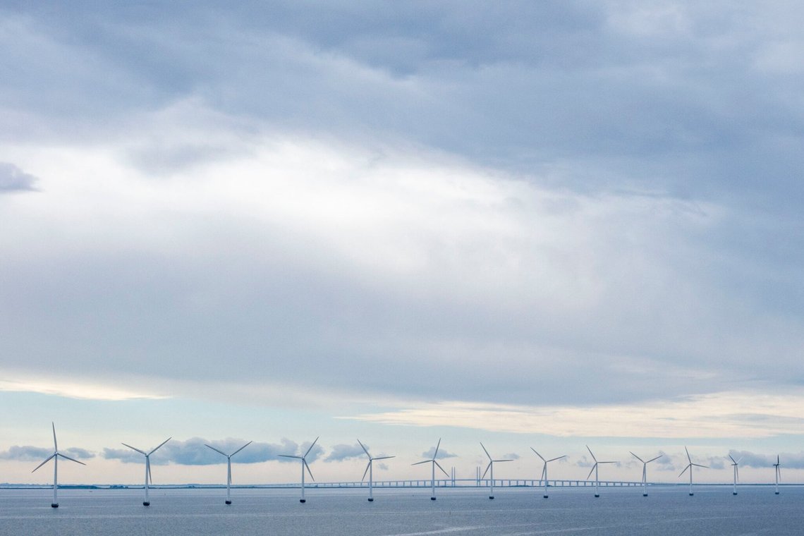 Vindmøller i Øresund mellem København og Malmø. Øresundsbroen i baggrunden. Foto: Paul Kleiven / NTB Vindmøller i Øresund mellem København og Malmø. Øresundsbroen i baggrunden. Foto: Paul Kleiven / NTB