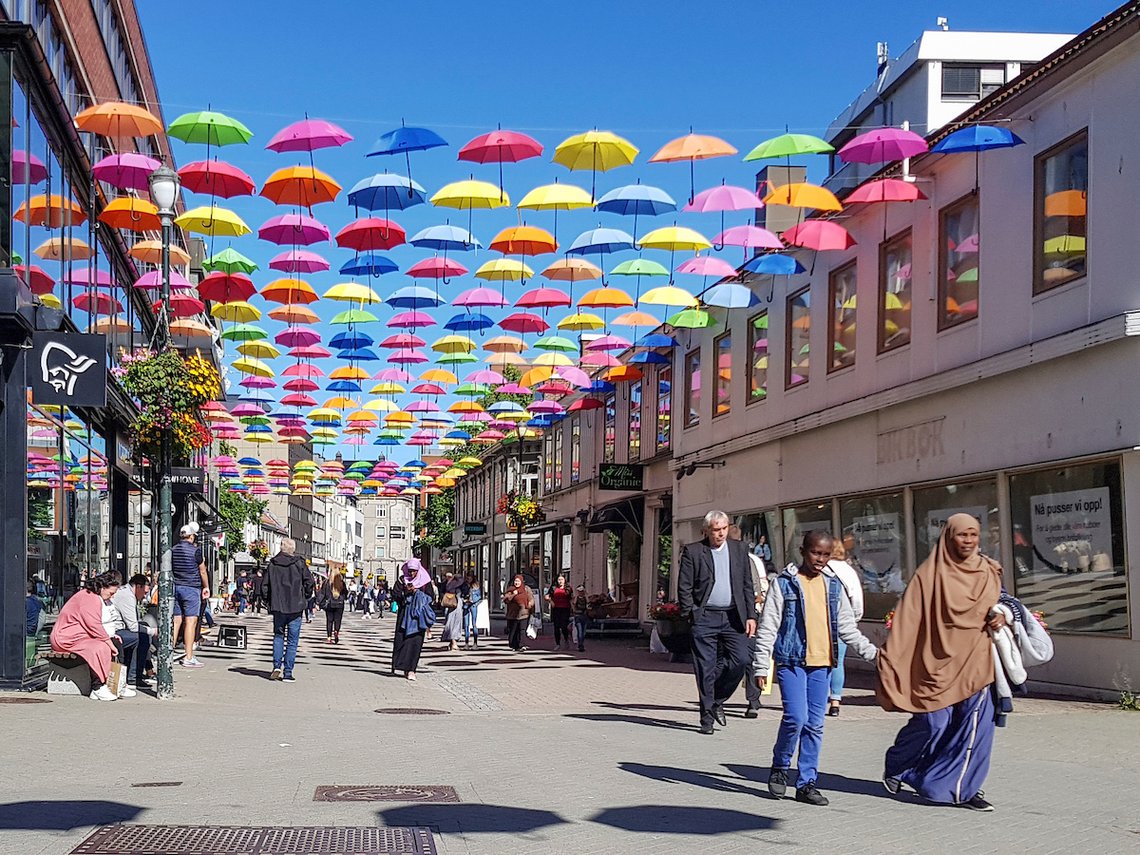 Indvandrere iført hijab og islamisk tøj er ved at blive et almindeligt syn i Trondheim centrum. Thomas Angells gate var den første gågade i Trondheim. Foto: Bente Haarstad Indvandrere iført hijab og islamisk tøj er ved at blive et almindeligt syn i Trondheim centrum. Thomas Angells gate var den første gågade i Trondheim. Foto: Bente Haarstad