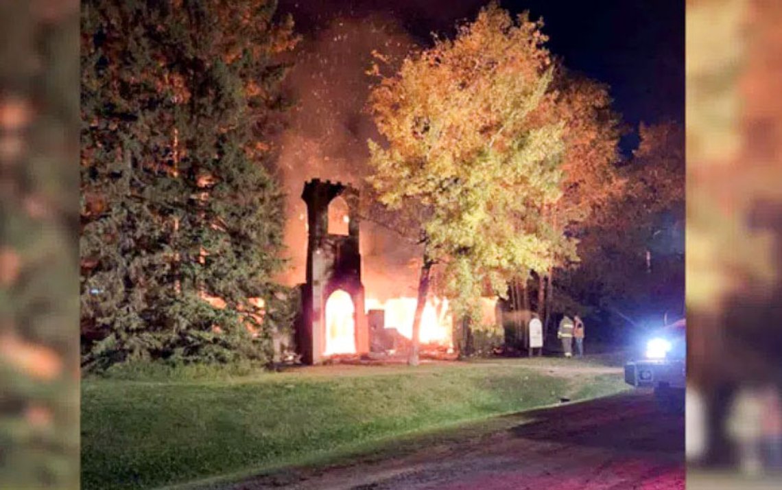 St George Anglican Church brændte ned efter 85 års tjeneste. Det er den 112. kirke i Canada, der har været udsat for brand eller hærværk i de seneste par år. Foto fra Facebook, meadowlakeNOW St George Anglican Church brændte ned efter 85 års tjeneste. Det er den 112. kirke i Canada, der har været udsat for brand eller hærværk i de seneste par år. Foto fra Facebook, meadowlakeNOW