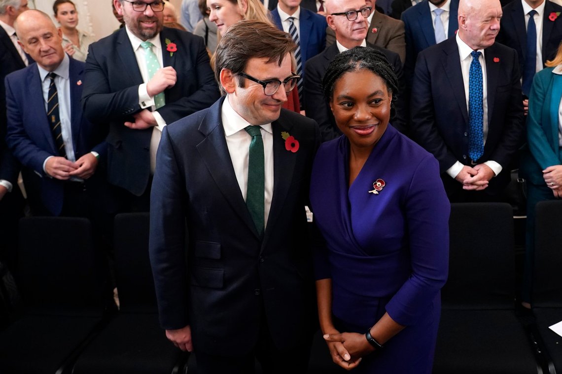 Kemi Badenoch med sin mand Hamish Badenoch efter hendes sejr i ledervalget i lørdags. Foto: Alberto Pezzali / AP / NTB Kemi Badenoch med sin mand Hamish Badenoch efter hendes sejr i ledervalget i lørdags. Foto: Alberto Pezzali / AP / NTB