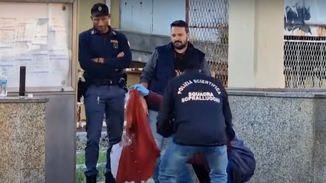 Italienske retsmedicinere sikrer beviser for knivstikkeriet på Rivarolo-stationen nær Genova den 4. november 2024. Stillbillede: Quotidiano Nazionale / YouTube. Italienske retsmedicinere sikrer beviser for knivstikkeriet på Rivarolo-stationen nær Genova den 4. november 2024. Stillbillede: Quotidiano Nazionale / YouTube.
