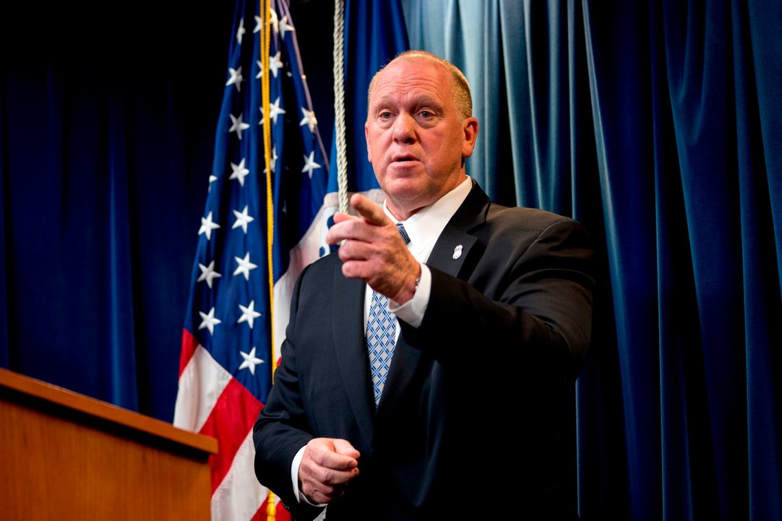 FILE - På dette arkivfoto fra 5. december 2017 tager den fungerende direktør for U.S. Immigration and Customs Enforcement, Thomas Homan, imod et spørgsmål fra en journalist på en pressekonference i Department of Homeland Security i Washington. Homan, den fungerende direktør for det agentur, der har til opgave at bekæmpe ulovlig indvandring, træder tilbage, meddelte U.S. Immigration and Customs Enforcement mandag. (AP Photo/Andrew Harnik, File) FILE - På dette arkivfoto fra 5. december 2017 tager den fungerende direktør for U.S. Immigration and Customs Enforcement, Thomas Homan, imod et spørgsmål fra en journalist på en pressekonference i Department of Homeland Security i Washington. Homan, den fungerende direktør for det agentur, der har til opgave at bekæmpe ulovlig indvandring, træder tilbage, meddelte U.S. Immigration and Customs Enforcement mandag. (AP Photo/Andrew Harnik, File)