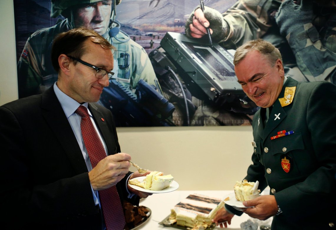 Jørstadmoen 20120918.
Roar Sundseth (t.h.), sjef for Cyberforsvaret, og forsvarsminister Espen Barth Eide spiser kake under oppstartsmarkeringen av Cyberforsvaret på Jørstadmoen tirsdag.
Foto: Erlend Aas / NTB Jørstadmoen 20120918.
Roar Sundseth (t.h.), sjef for Cyberforsvaret, og forsvarsminister Espen Barth Eide spiser kake under oppstartsmarkeringen av Cyberforsvaret på Jørstadmoen tirsdag.
Foto: Erlend Aas / NTB