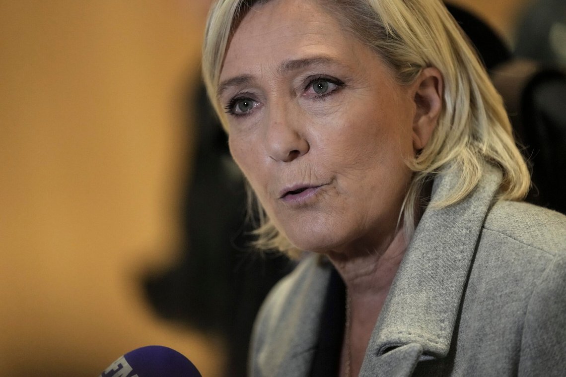 Marine Le Pen taler til pressen, da hun ankommer til retten i Paris den 30. september 2024. Foto: Thibault Camus / AP / NTB. Marine Le Pen taler til pressen, da hun ankommer til retten i Paris den 30. september 2024. Foto: Thibault Camus / AP / NTB.