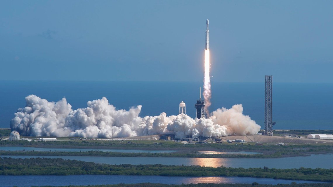 En SpaceX Falcon Heavy-raket med et NASA-rumfartøj på vej til Jupiter, letter fra Kennedy Space Center i Cape Canaveral, Florida, den 14. oktober 2024. Foto: John Raoux / AP / NTB. En SpaceX Falcon Heavy-raket med et NASA-rumfartøj på vej til Jupiter, letter fra Kennedy Space Center i Cape Canaveral, Florida, den 14. oktober 2024. Foto: John Raoux / AP / NTB.