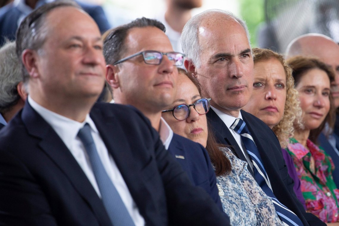 FILE - Second gentleman Doug Emhoff fra venstre, Pennsylvanias guvernør Josh Shapiro, Carole Zawatsky, CEO for Livets Træ, senator Bob Casey, D-Pa., repræsentant Debbie Wasserman Schultz, D-Fla. og andre lytter under en ceremoni for det første spadestik til det nye Livets Træ-kompleks i Pittsburgh, søndag den 23. juni 2024. (AP Photo/Rebecca Droke) FILE - Second gentleman Doug Emhoff fra venstre, Pennsylvanias guvernør Josh Shapiro, Carole Zawatsky, CEO for Livets Træ, senator Bob Casey, D-Pa., repræsentant Debbie Wasserman Schultz, D-Fla. og andre lytter under en ceremoni for det første spadestik til det nye Livets Træ-kompleks i Pittsburgh, søndag den 23. juni 2024. (AP Photo/Rebecca Droke)