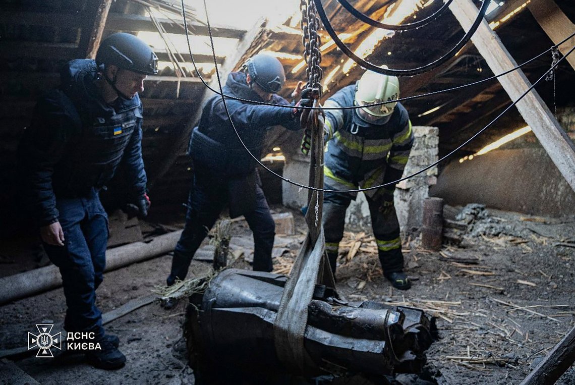 In this photo provided by the Ukrainian Emergency Service, emergency services personnel remove part of a Russian missile that hit an apartment house during massive missile attack in Kyiv, Ukraine, Sunday, Nov. 17, 2024. (Ukrainian Emergency Service via AP) In this photo provided by the Ukrainian Emergency Service, emergency services personnel remove part of a Russian missile that hit an apartment house during massive missile attack in Kyiv, Ukraine, Sunday, Nov. 17, 2024. (Ukrainian Emergency Service via AP)
