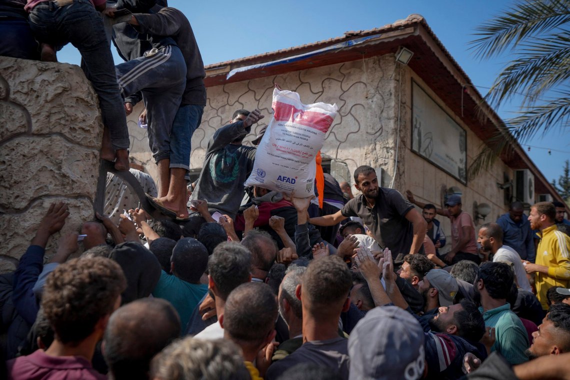 Palæstinensere er samlet for at modtage sække med mel, som Unrwa uddeler. Hjælpen er beregnet til at hjælpe civilbefolkningen, men ender ofte hos Hamas-terrorister. Foto: Abdel Kareem Hana / AP / NTB Palæstinensere er samlet for at modtage sække med mel, som Unrwa uddeler. Hjælpen er beregnet til at hjælpe civilbefolkningen, men ender ofte hos Hamas-terrorister. Foto: Abdel Kareem Hana / AP / NTB