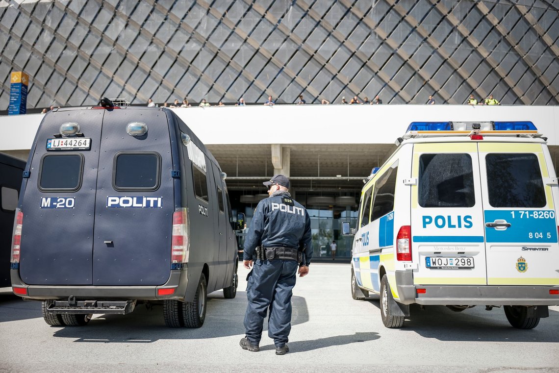 Arkivbillede fra 2023. Norsk politi uden for arenaen før en fodboldkamp mellem Hammarby IF og Djurgårdens IF på Tele2 Arena, hvor omkring 20 norske politifolk arbejdede under svensk kommando. Forstærkningen var en del af et samarbejde mellem politimyndighederne i Norden. Foto: Christine Olsson, TT. Arkivbillede fra 2023. Norsk politi uden for arenaen før en fodboldkamp mellem Hammarby IF og Djurgårdens IF på Tele2 Arena, hvor omkring 20 norske politifolk arbejdede under svensk kommando. Forstærkningen var en del af et samarbejde mellem politimyndighederne i Norden. Foto: Christine Olsson, TT.