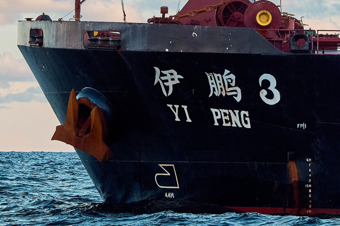 »Yi Peng 3« ligger for anker mellem Grenaa og Halmstad i Kattegat, men et af ankrene er oppe. Foto: Mikkel Berg Pedersen / Ritzau Scanpix / NTB. »Yi Peng 3« ligger for anker mellem Grenaa og Halmstad i Kattegat, men et af ankrene er oppe. Foto: Mikkel Berg Pedersen / Ritzau Scanpix / NTB.
