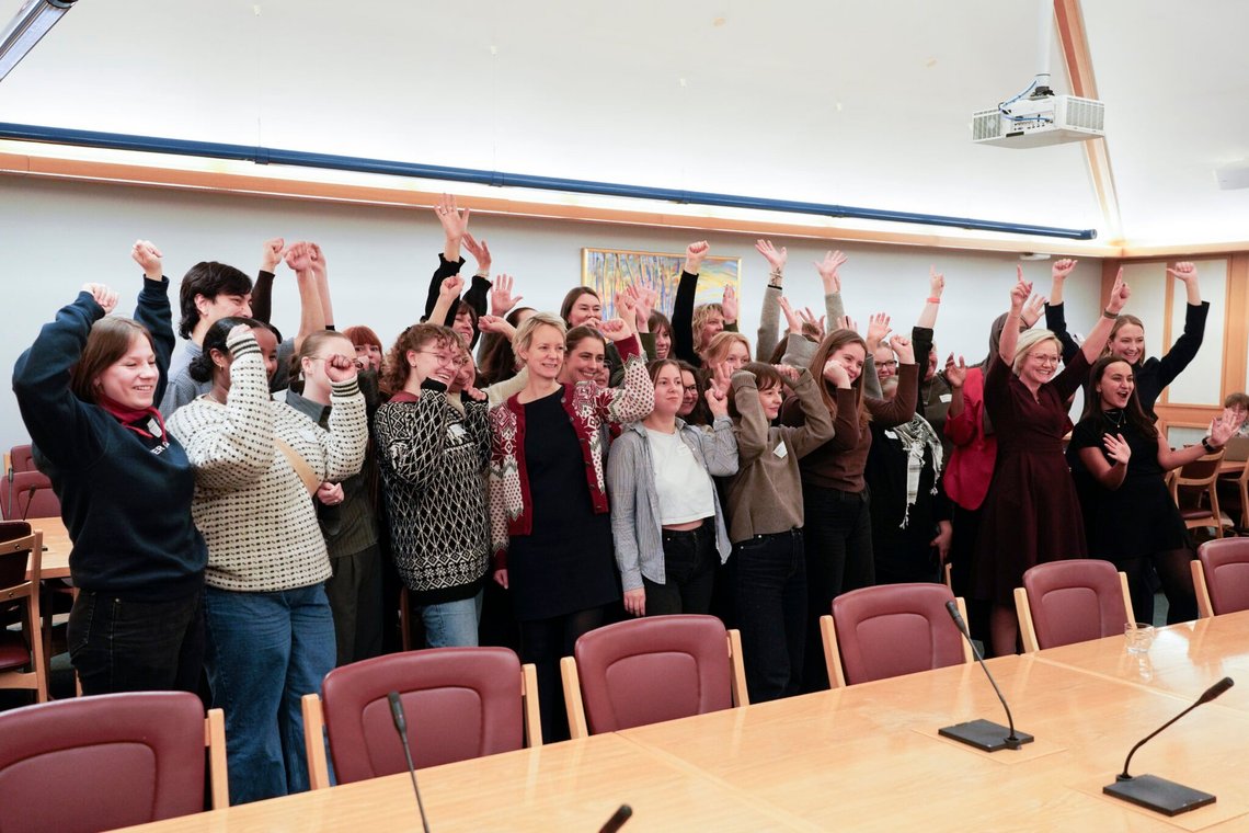 Oslo 20241203. Aborttilhængere fejrer sejr efter en debat om abortloven i Stortinget tirsdag. Foto: Thomas Fure / NTB Oslo 20241203. Aborttilhængere fejrer sejr efter en debat om abortloven i Stortinget tirsdag. Foto: Thomas Fure / NTB
