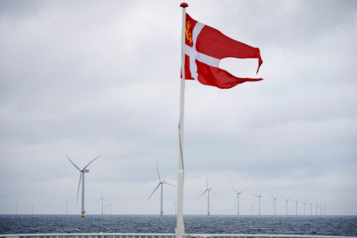Havvindmølleparken ved Anholt, 111 møller bygget færdig i 2013, set fra Anholt Færgen torsdag den 2. juni 2022.. (Foto: Bo Amstrup / Ritzau Scanpix/Ritzau Scanpix) Havvindmølleparken ved Anholt, 111 møller bygget færdig i 2013, set fra Anholt Færgen torsdag den 2. juni 2022.. (Foto: Bo Amstrup / Ritzau Scanpix/Ritzau Scanpix)