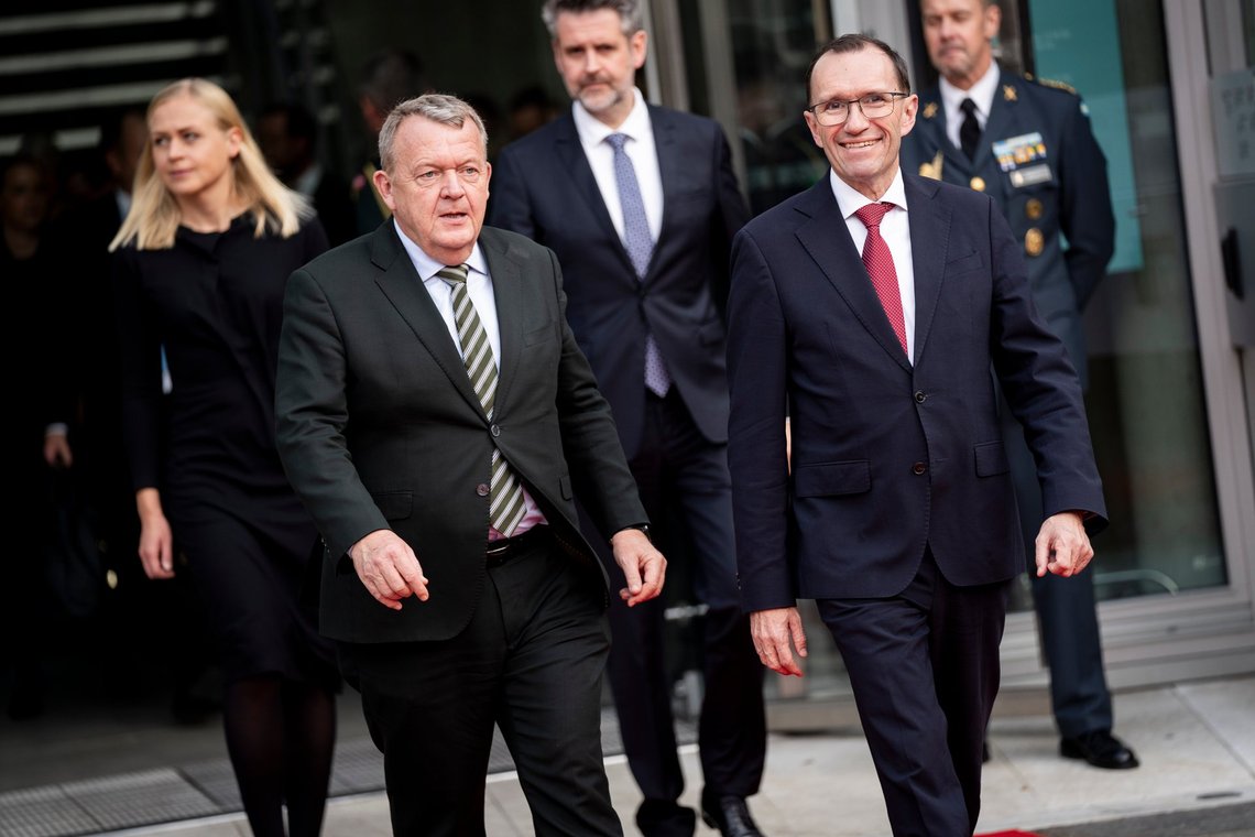 Udenrigsminister Lars Løkke Rasmussen (M), Norges udenrigsminister Espen Barth Eide, Islands udenrigsminister Martin Eyjolfsson og Finlands udenrigsminister Elina Valtonen ved fejringen af 25-årsjubilæet for de Nordiske Ambassader i Berlin, Tyskland, mandag den 21. oktober 2024. Ambassaderne blev opført i 1999 og ligger i et fælles kompleks i den tyske hovedstad. Den 21.-22. oktober er kongeparret på tiltrædelsesbesøg i Tyskland. Om mandagen deltager kongeparret blandt andet sammen med andre nordiske statsoverhoveder i en fællesnordisk fejring af 25-års jubilæet for det nordiske ambassadekompleks i Berlin, og på andendagen går turen til Slesvig-Holsten og det danske mindretal.. (Foto: Ida Marie Odgaard/Ritzau Scanpix) Udenrigsminister Lars Løkke Rasmussen (M), Norges udenrigsminister Espen Barth Eide, Islands udenrigsminister Martin Eyjolfsson og Finlands udenrigsminister Elina Valtonen ved fejringen af 25-årsjubilæet for de Nordiske Ambassader i Berlin, Tyskland, mandag den 21. oktober 2024. Ambassaderne blev opført i 1999 og ligger i et fælles kompleks i den tyske hovedstad. Den 21.-22. oktober er kongeparret på tiltrædelsesbesøg i Tyskland. Om mandagen deltager kongeparret blandt andet sammen med andre nordiske statsoverhoveder i en fællesnordisk fejring af 25-års jubilæet for det nordiske ambassadekompleks i Berlin, og på andendagen går turen til Slesvig-Holsten og det danske mindretal.. (Foto: Ida Marie Odgaard/Ritzau Scanpix)