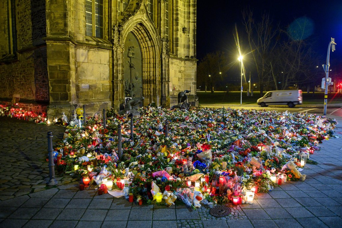 Blomster, lys, kranse og krammedyr er blevet lagt foran St Johannis-kirken i Magdeburg til minde om de fem mennesker, der blev dræbt i angrebet på byens julemarked. Ud over de dræbte blev over 200 såret. Foto: Klaus-Dietmar Gabbert / dpa via AP /NTB Blomster, lys, kranse og krammedyr er blevet lagt foran St Johannis-kirken i Magdeburg til minde om de fem mennesker, der blev dræbt i angrebet på byens julemarked. Ud over de dræbte blev over 200 såret. Foto: Klaus-Dietmar Gabbert / dpa via AP /NTB