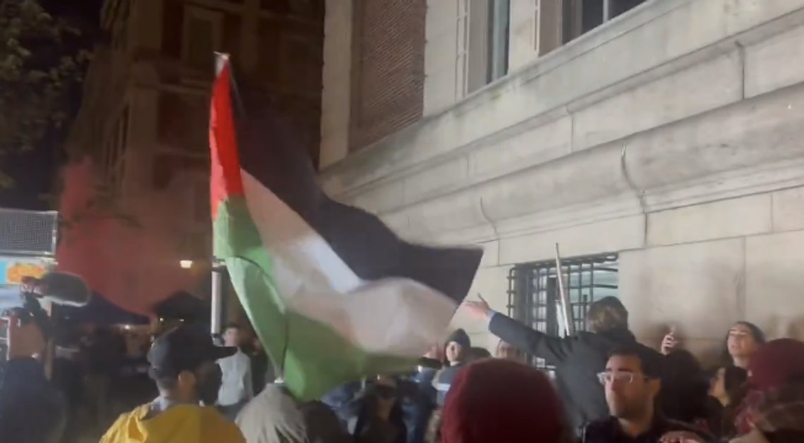 Anti-israelske demonstranter på Columbia University blev hørt råbe slogans, der opfordrede jøder til at vende tilbage til Polen og Hviderusland. Den akademiske verdens forfald truer vores civilisation. Stillbillede video/ X Anti-israelske demonstranter på Columbia University blev hørt råbe slogans, der opfordrede jøder til at vende tilbage til Polen og Hviderusland. Den akademiske verdens forfald truer vores civilisation. Stillbillede video/ X