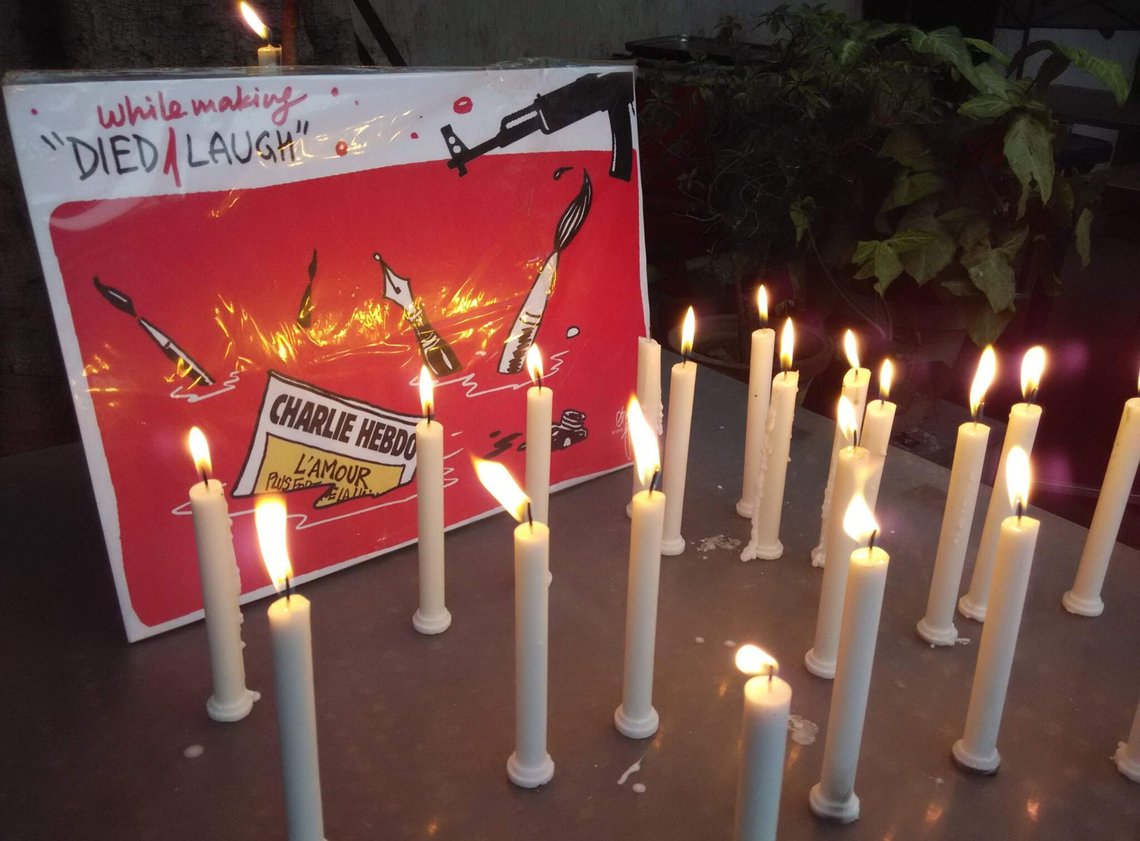 Folk tændte lys over de døde og erklærede »Je suis Charlie«. Men det var mest tomme ord. Foto: Pk4wp/ CC BY-SA 4.0/ Wikimedia Folk tændte lys over de døde og erklærede »Je suis Charlie«. Men det var mest tomme ord. Foto: Pk4wp/ CC BY-SA 4.0/ Wikimedia
